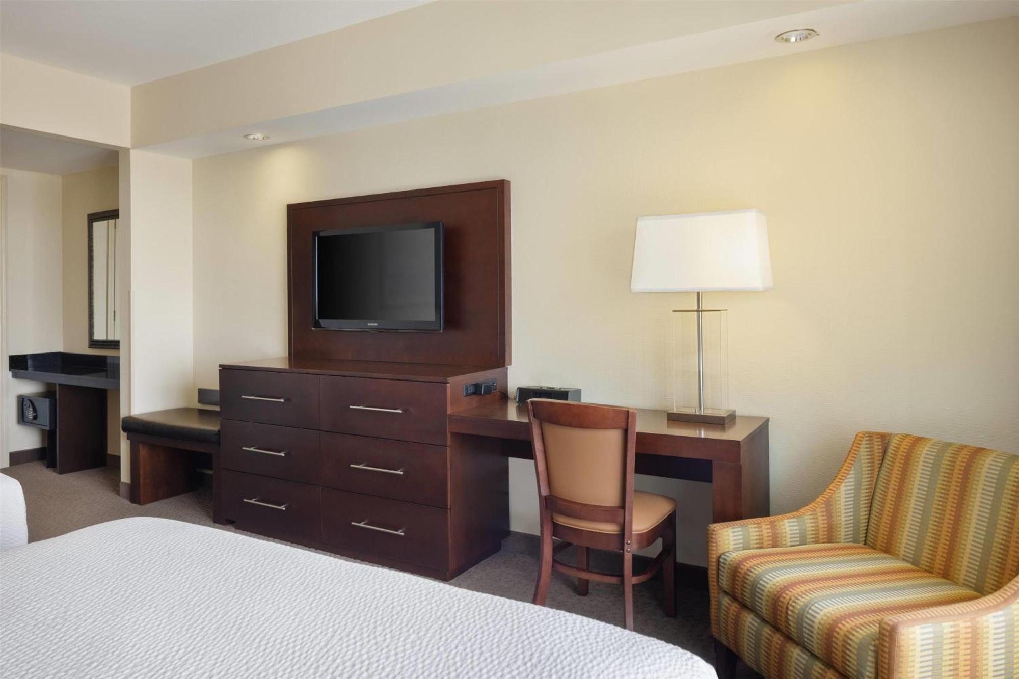 One Bedroom Suite Two Queen Beds Lake View-Club Level Access NO RESORT FEE
