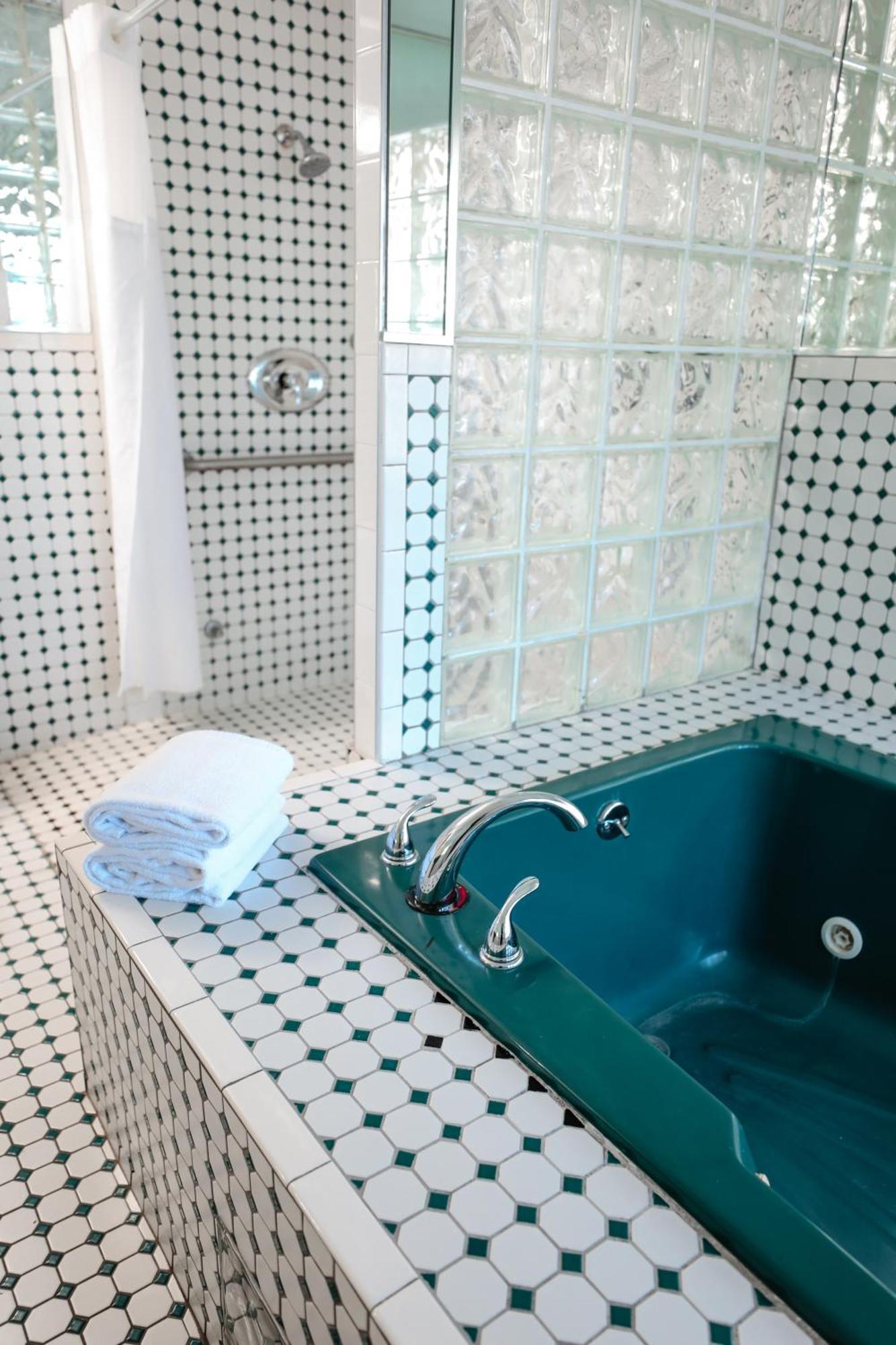 Studio Spa Bath