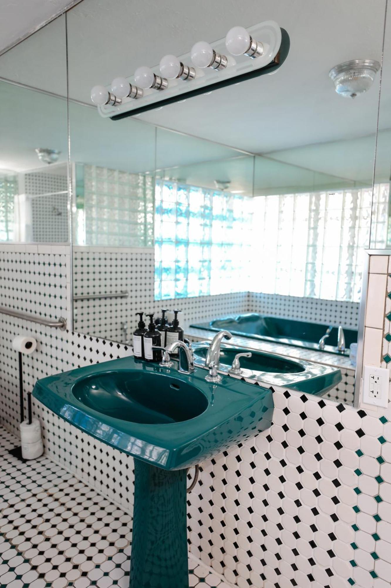 Studio Spa Bath