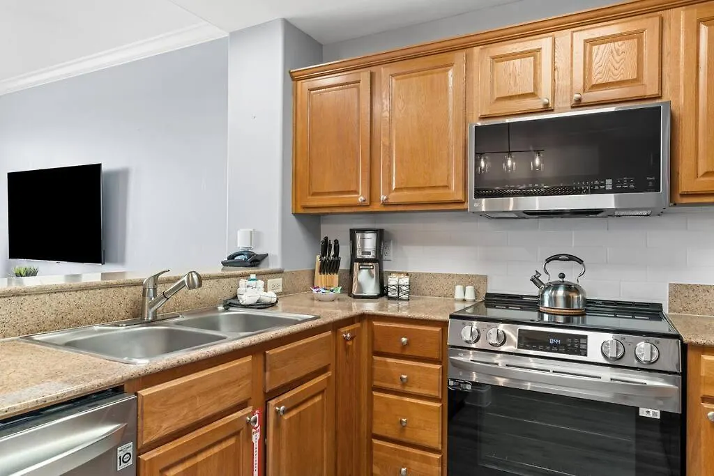 Cozy Lakeview Condo Near Disney-1