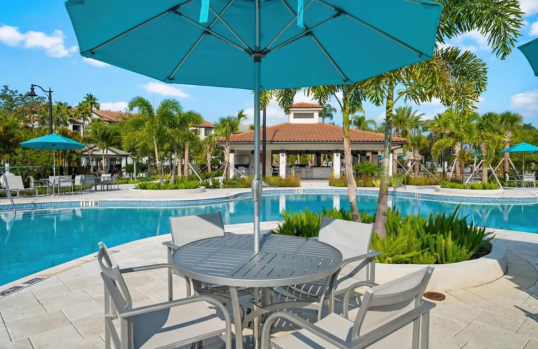 Gorgeous 1St-Floor, End Unit Condo W Lakeview-1