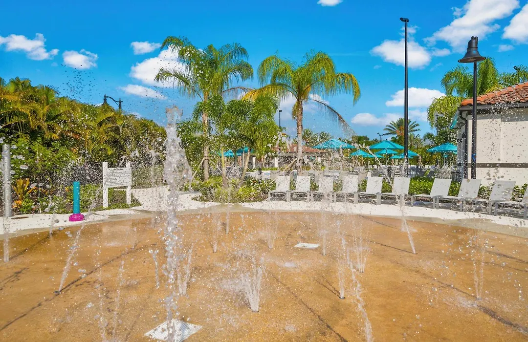 Top Floor Condo With View Of Lake, Pool And Fireworks! Next To Convention Center!-1