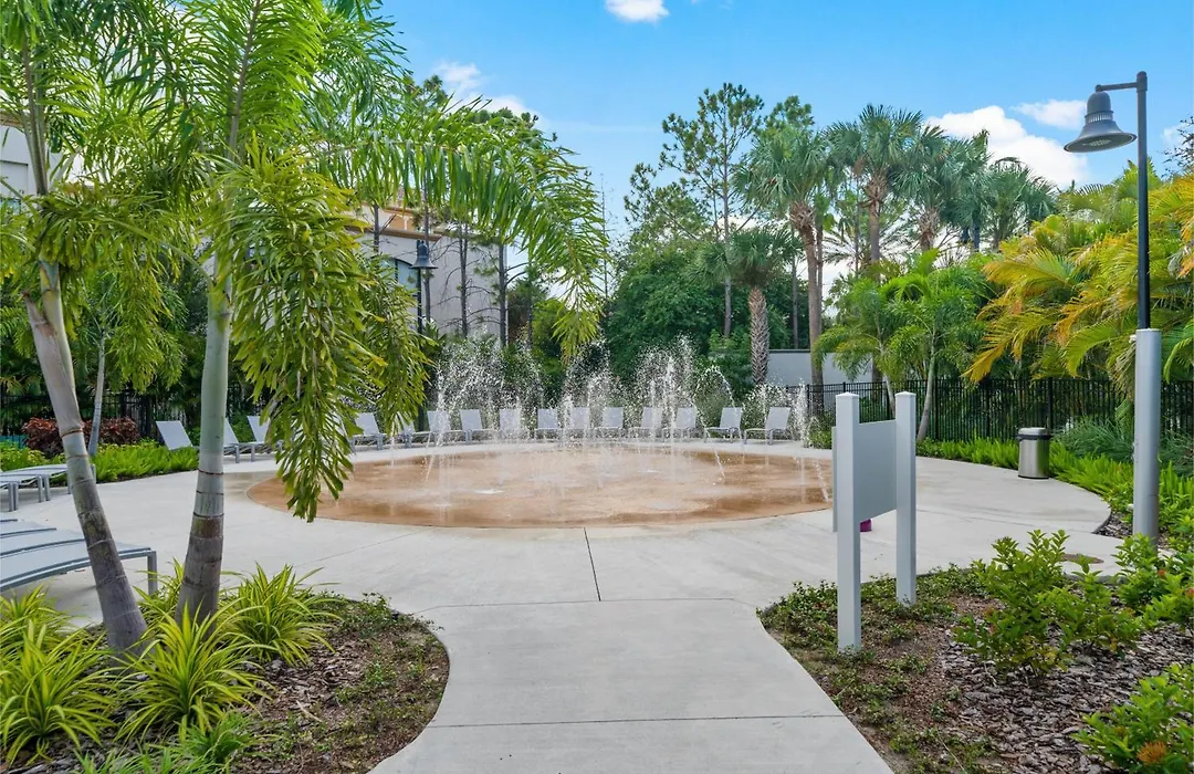 Beautiful Condo W Private Balcony Near Universal-1