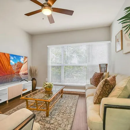 Cozy Retreat Getaway Family-Sized By Lake Eola-2