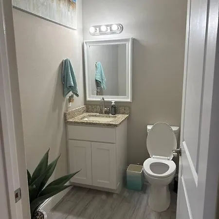Cozy Room Close To Airport And All Major Attractions-2