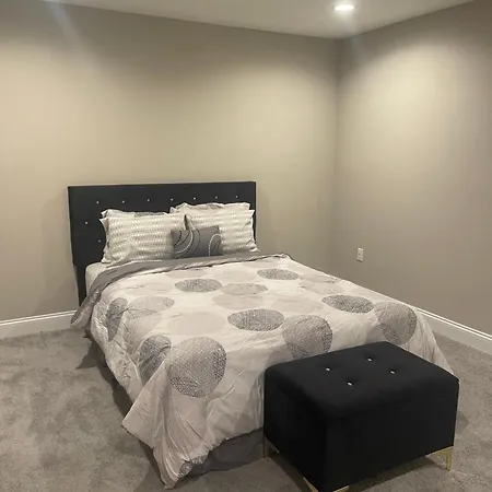 Cozy Room Close To Airport And All Major Attractions-3