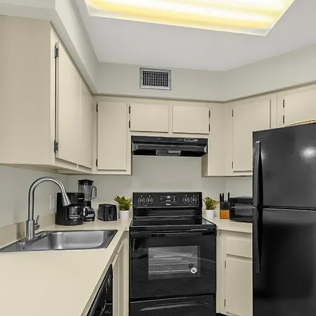 Condo With Pool Access Near Golf Course, Airport-3
