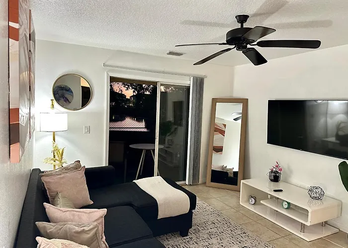 Modern 2Br Lakeview Near Orlando Airport Free Parking