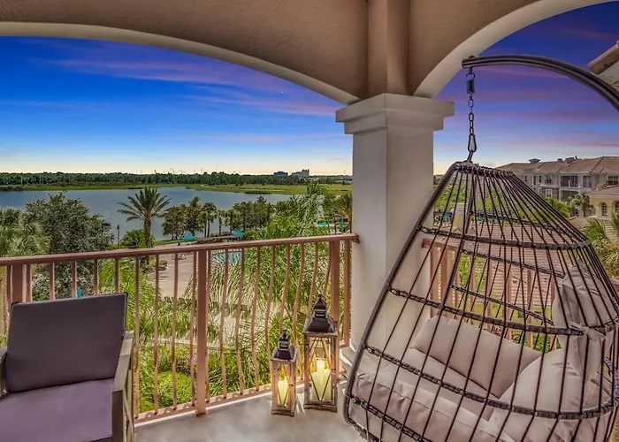 Top Floor Condo With View Of Lake, Pool And Fireworks! Next To Convention Center! Orlando